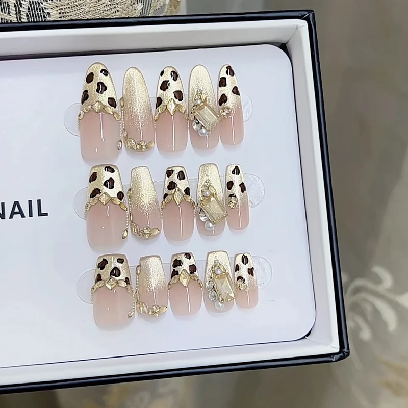 Künstlerisches Press-On Nagelset mit Leopardenakzenten Karnz