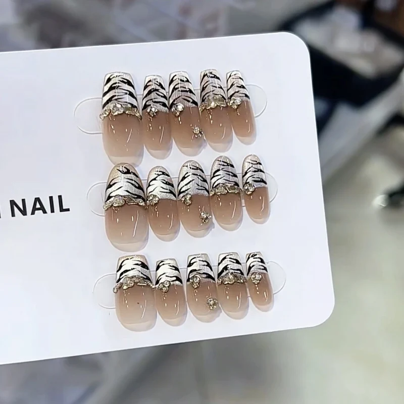 Künstlerisches Press-On-Nagelset mit Tierdruckdesign Karnz