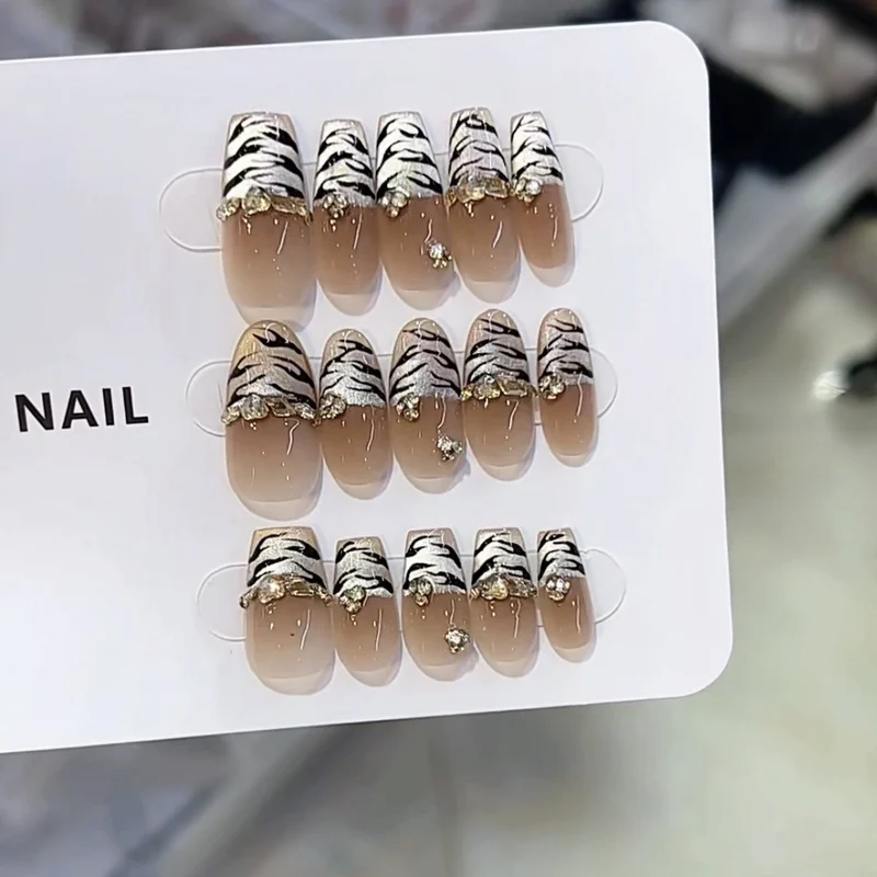 Künstlerisches Press-On-Nagelset mit Tierdruckdesign Karnz