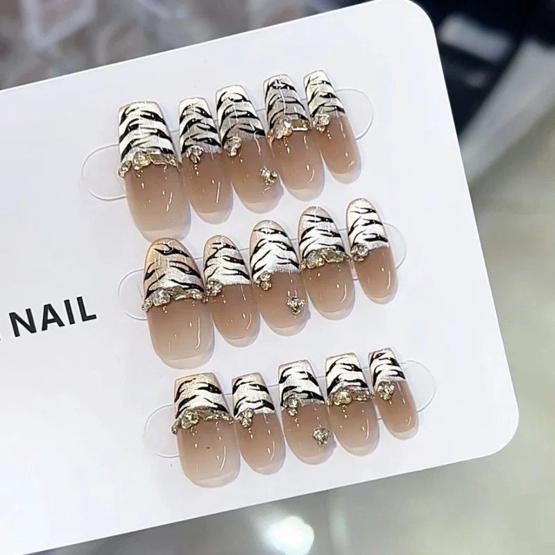 Künstlerisches Press-On-Nagelset mit Tierdruckdesign Karnz