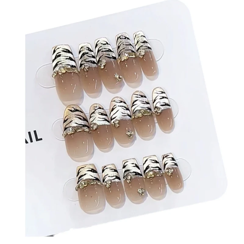 Künstlerisches Press-On-Nagelset mit Tierdruckdesign Karnz