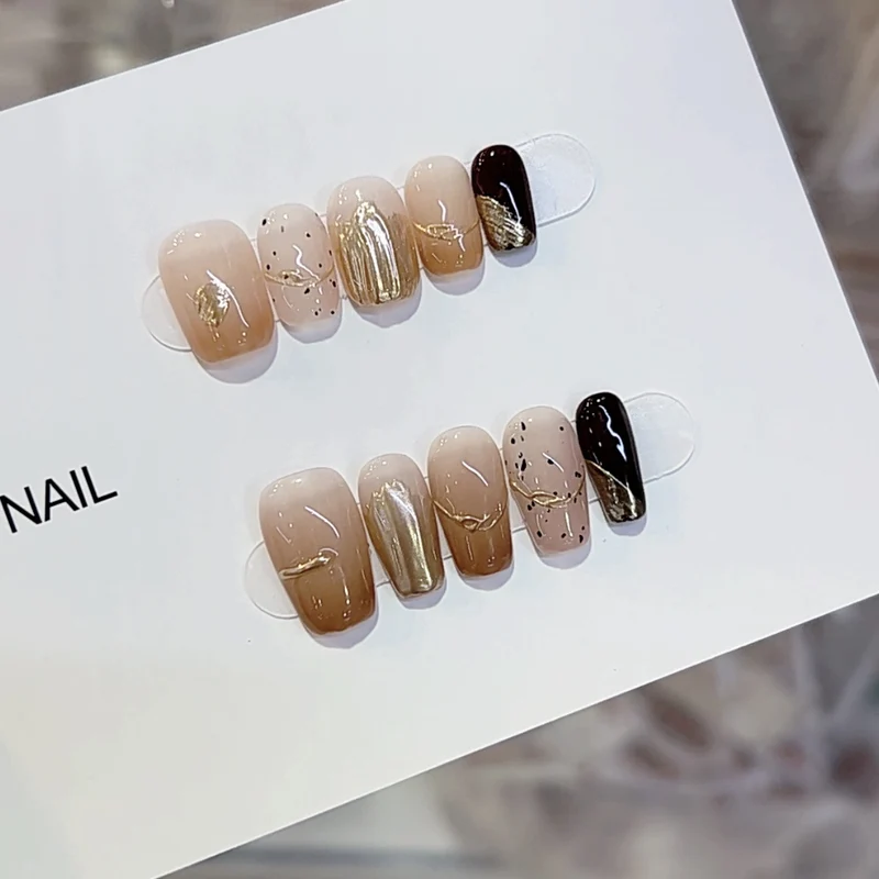 Künstlerisches Press-On Nageldesign Karnz