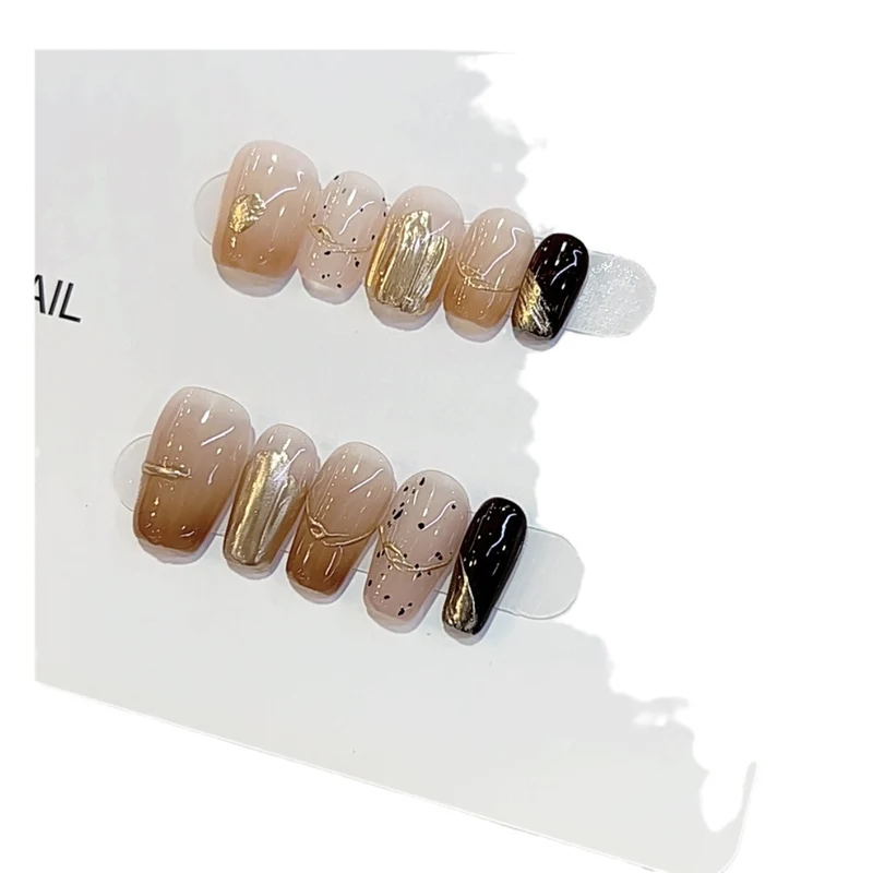 Künstlerisches Press-On Nageldesign Karnz