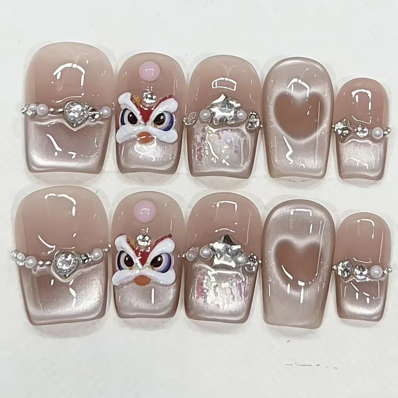 Künstlerisches Press-On Nagelkunstset mit Herz- und Edelsteinakzenten Karnz