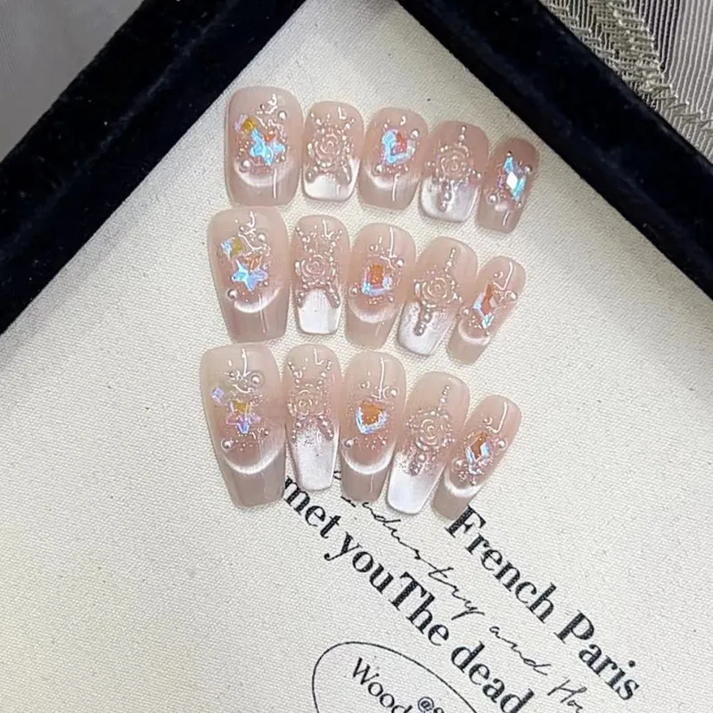Künstlerisches Press-On-Nagelkunst-Set mit glitzernden Details Karnz