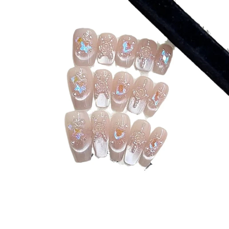Künstlerisches Press-On-Nagelkunst-Set mit glitzernden Details Karnz