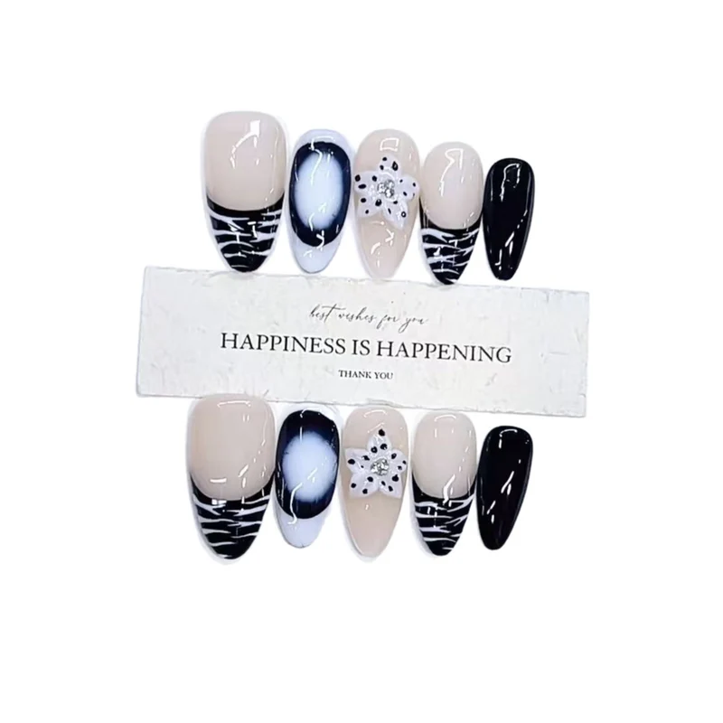 Künstlerisches Press-On Nagelkunst Set mit elegantem floralem Design Karnz