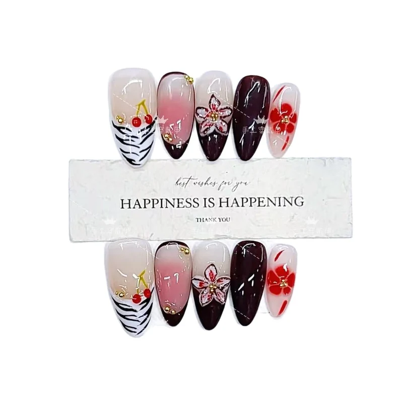 Künstlerisches Press-On Nagelkunstset mit Kirschblüte und floralen Designs Karnz