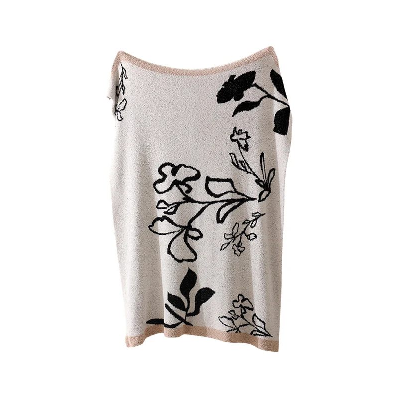 Coarsely woven decorative blanket with geometric jacquard pattern and soft bouclé Stornfield