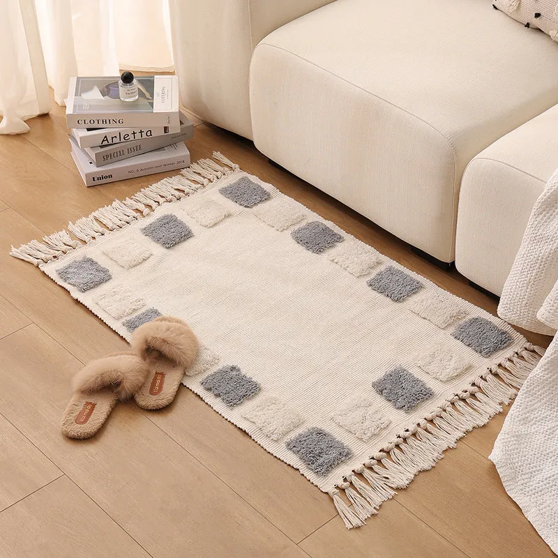 Woven rug in Boho-minimalist style with contrasted tufting and cotton fringes Stornfield