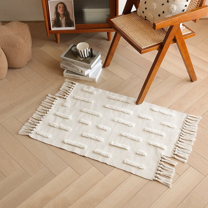 Woven rug in Boho-minimalist style with contrasted tufting and cotton fringes Stornfield