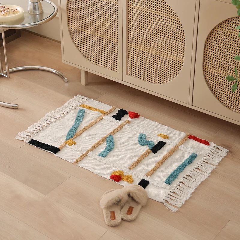 Woven rug in Boho-minimalist style with contrasted tufting and cotton fringes Stornfield