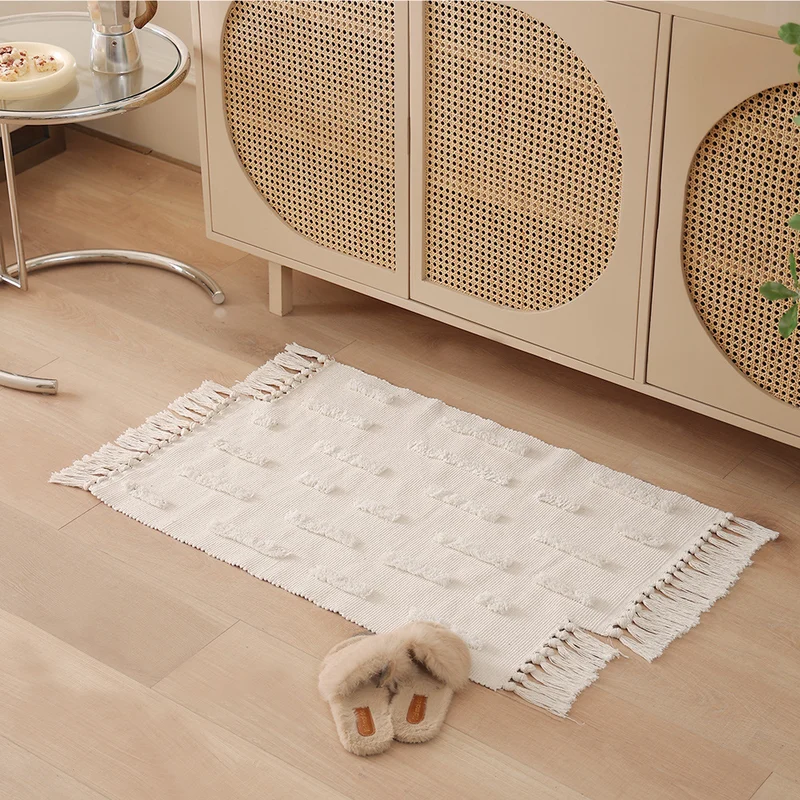 Woven rug in Boho-minimalist style with contrasted tufting and cotton fringes Stornfield