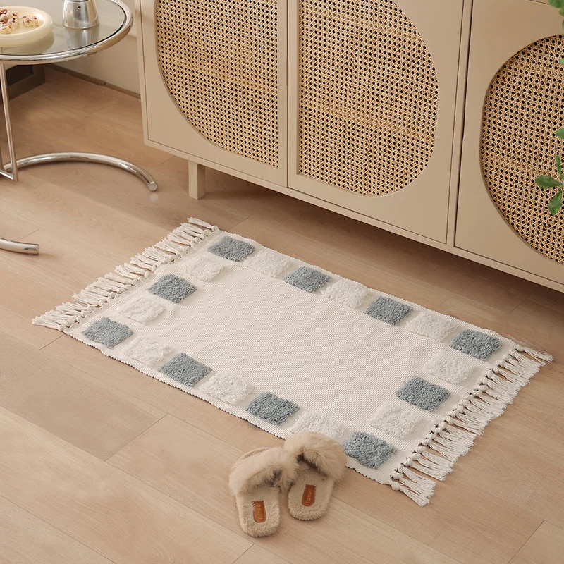 Woven rug in Boho-minimalist style with contrasted tufting and cotton fringes Stornfield