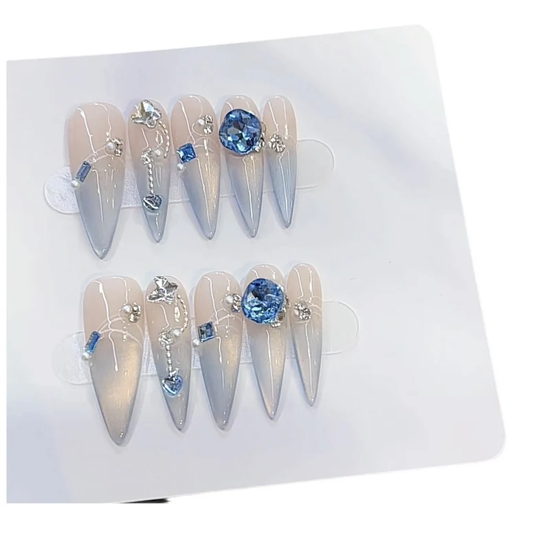 Elegante Stiletto Press-On Nagelset mit Kristallakzenten Karnz