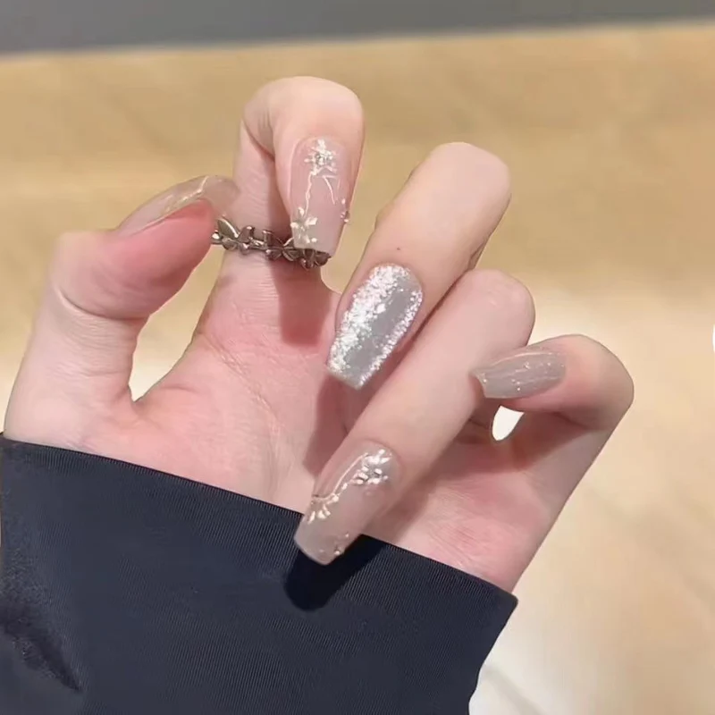 Elegantes Funkelndes Press-On Nagelset Karnz