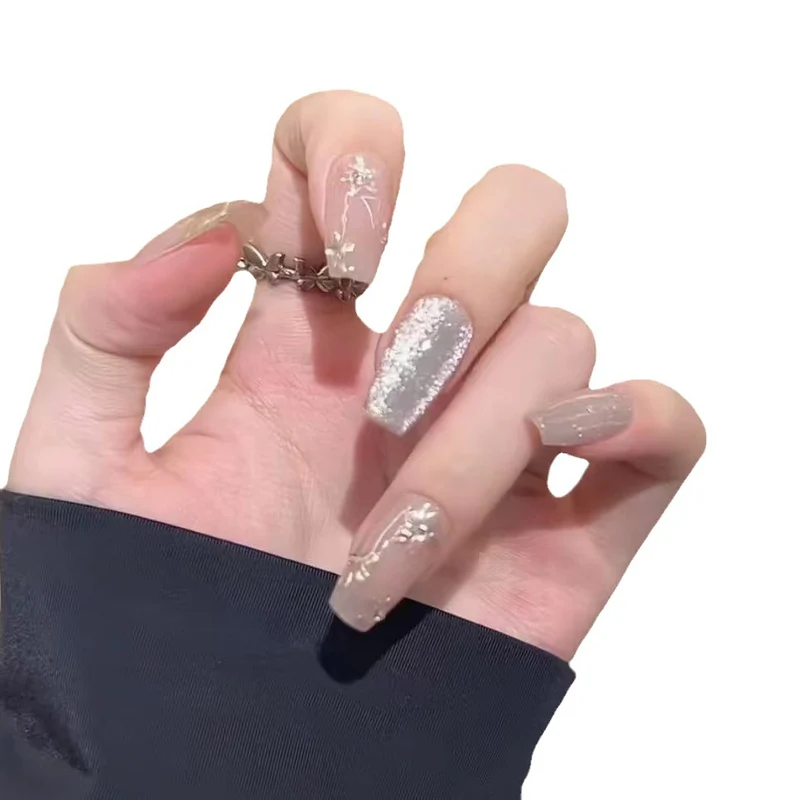Elegantes Funkelndes Press-On Nagelset Karnz