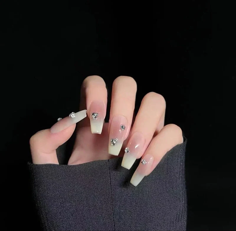 Elegante mit Strass verzierten Press-On Nägel Karnz