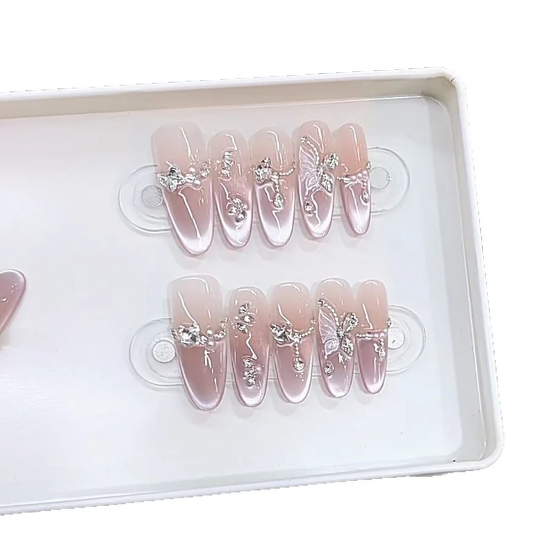 Elegantes Strass- und Blumen-Press-On-Nagelset Karnz