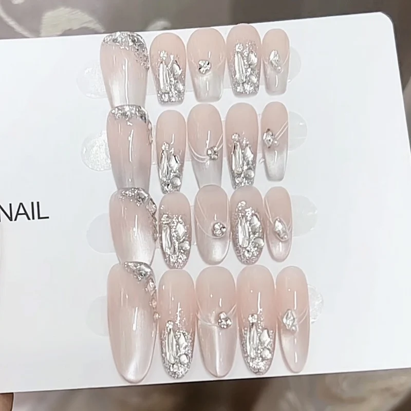 Elegante mit Strass akzentuierte Press-On Nägel Karnz