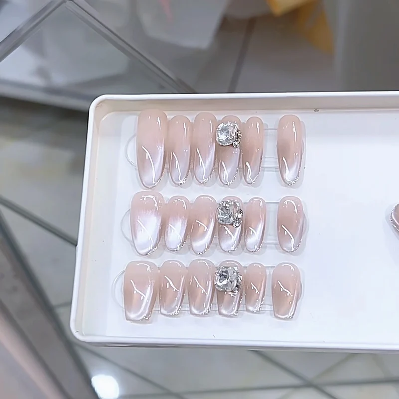 Elegantes mit Strass akzentuiertes Press-On-Nagelset Karnz