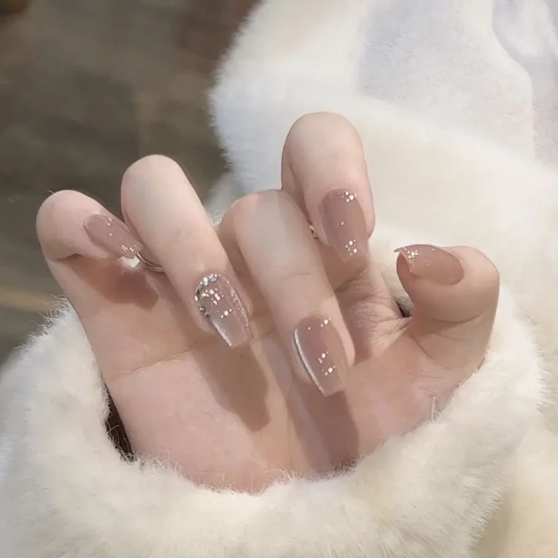 Elegante Press-On Nagelset mit Strassakzenten Karnz