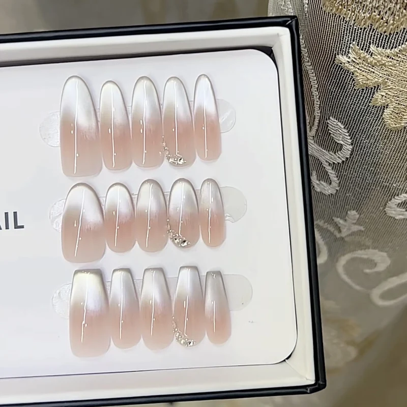 Elegantes Press-On-Nagel-Set mit Ombre-Finish und dekorativen Akzenten Karnz