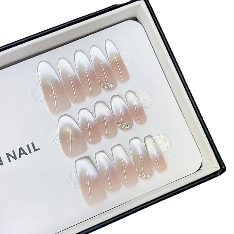 Elegantes Press-On-Nagel-Set mit Ombre-Finish und dekorativen Akzenten Karnz