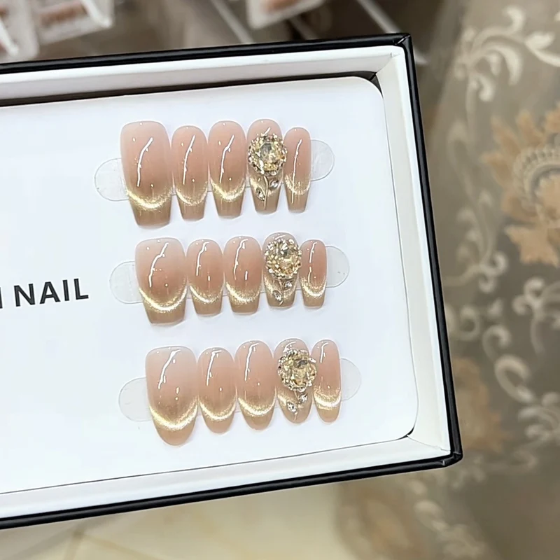 Elegante Press-On Nagelset mit dekorativen goldenen Akzenten Karnz