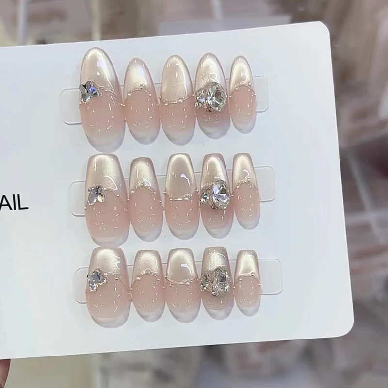 Elegantes Press-On-Nagelset mit Kristallverzierungen Karnz