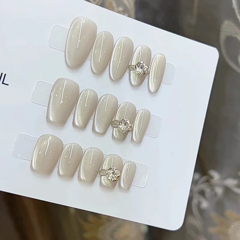 Elegante Press-On-Nagelkunst mit Juwelenakzenten Karnz