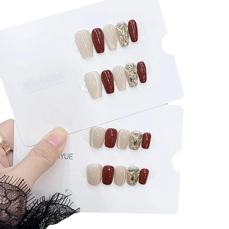 Elegantes Press-On-Nagelkunst-Set mit metallischen Akzenten Karnz