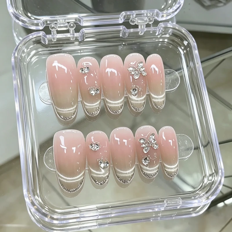 Elegantes Press-On-Nagelkunst-Set mit floralen und Schmucksteinakzenten Karnz
