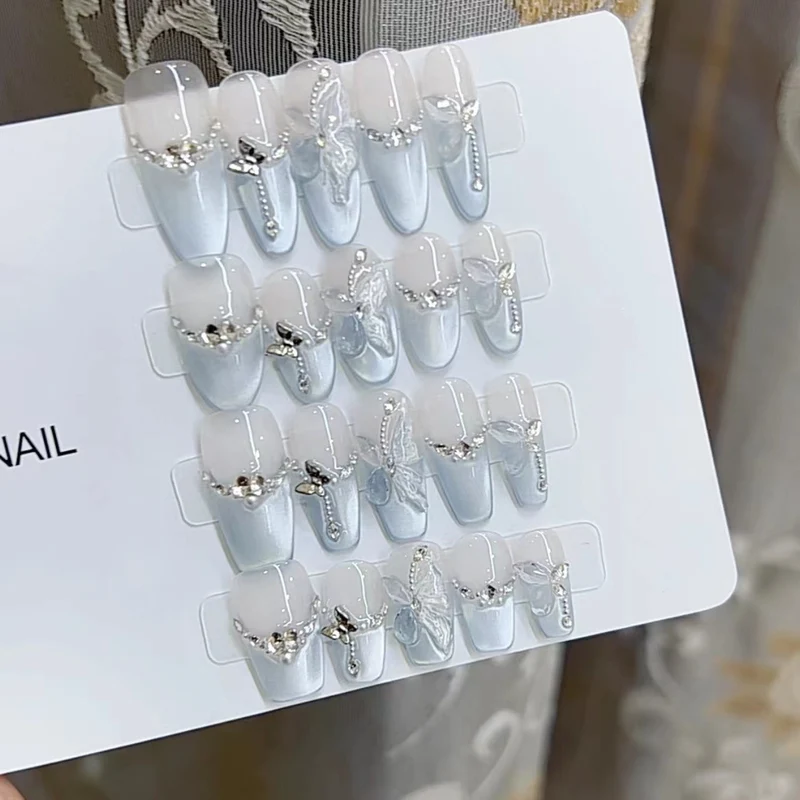 Elegantes Press-On-Nagelkunstset mit detaillierten Verzierungen Karnz