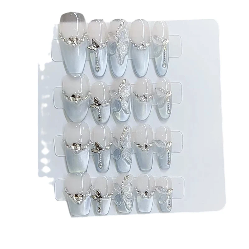 Elegantes Press-On-Nagelkunstset mit detaillierten Verzierungen Karnz