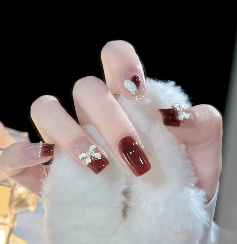 Elegantes Press-On-Nagelkunst-Set mit dekorativen floralen und Schleifenakzenten Karnz