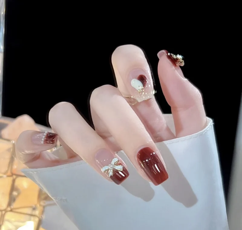 Elegantes Press-On-Nagelkunst-Set mit dekorativen floralen und Schleifenakzenten Karnz
