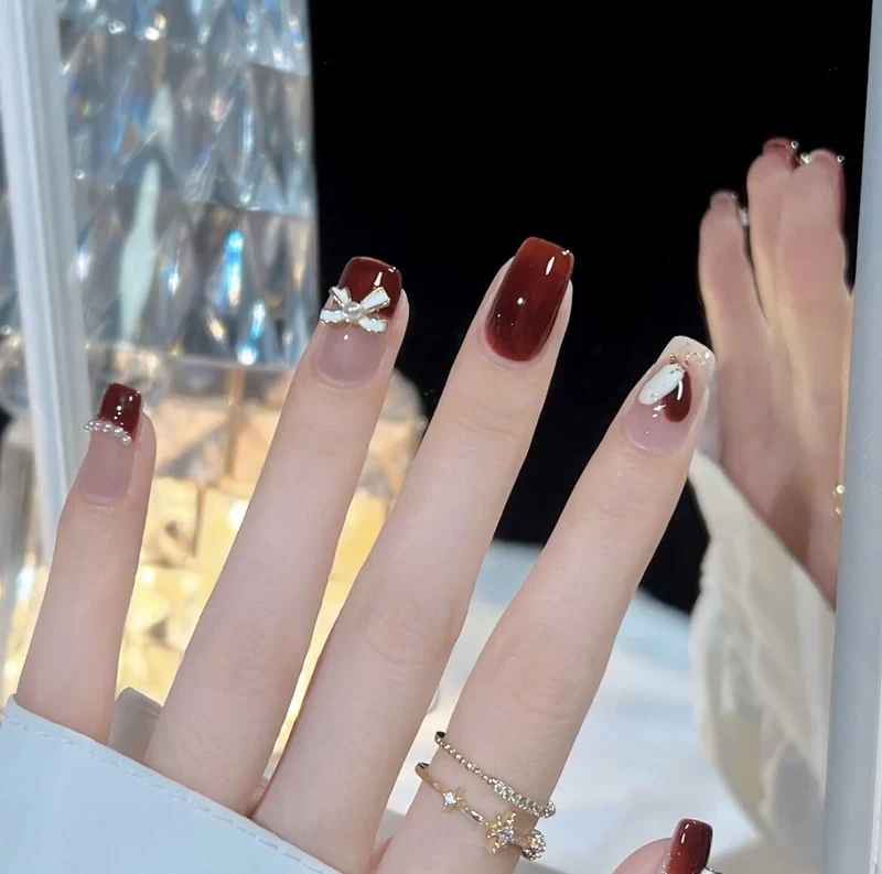Elegantes Press-On-Nagelkunst-Set mit dekorativen floralen und Schleifenakzenten Karnz