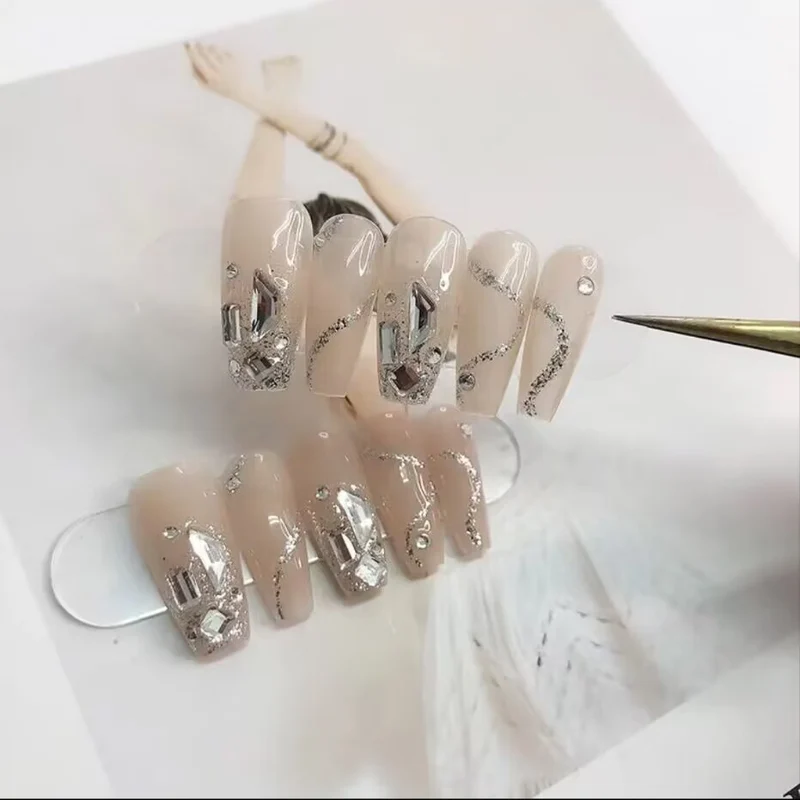 Elegantes Press-On-Nagelkunst-Set mit dekorativen Verzierungen Karnz