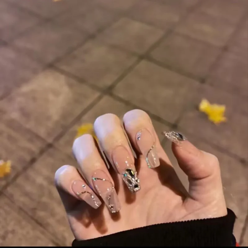 Elegantes Press-On-Nagelkunst-Set mit dekorativen Verzierungen Karnz