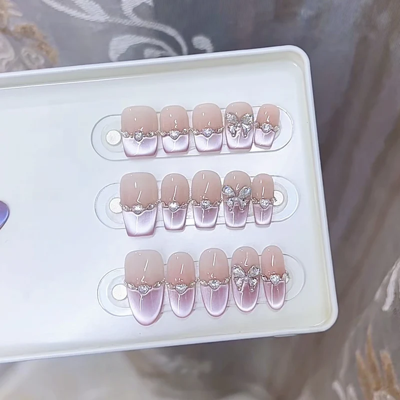 Elegantes Press-On-Nagelset mit Schmetterlingsakzenten Karnz
