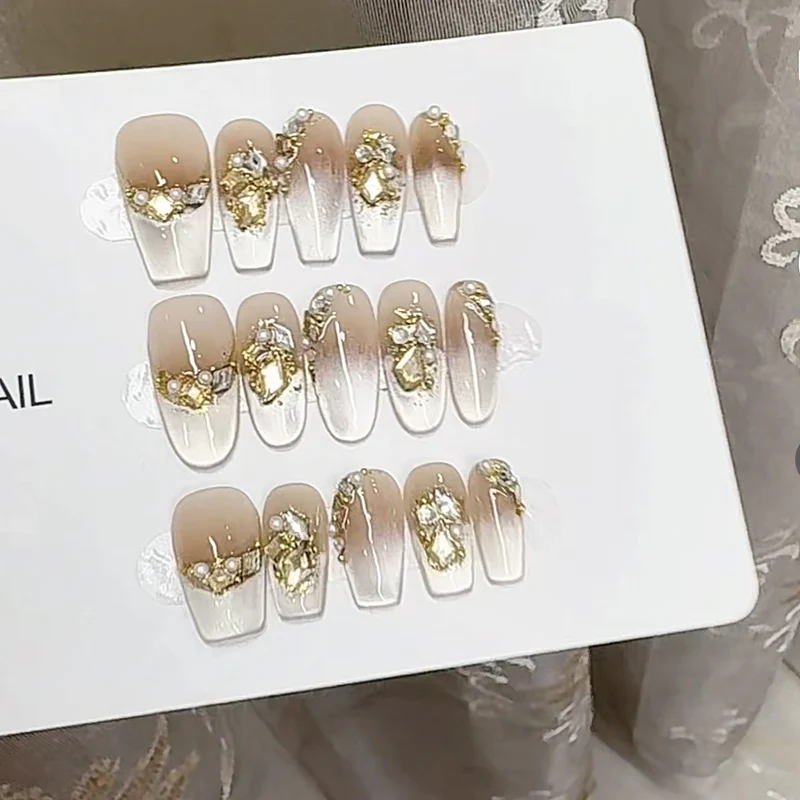 Elegantes Ombre Press-On Nail Set mit goldenen Akzenten Karnz