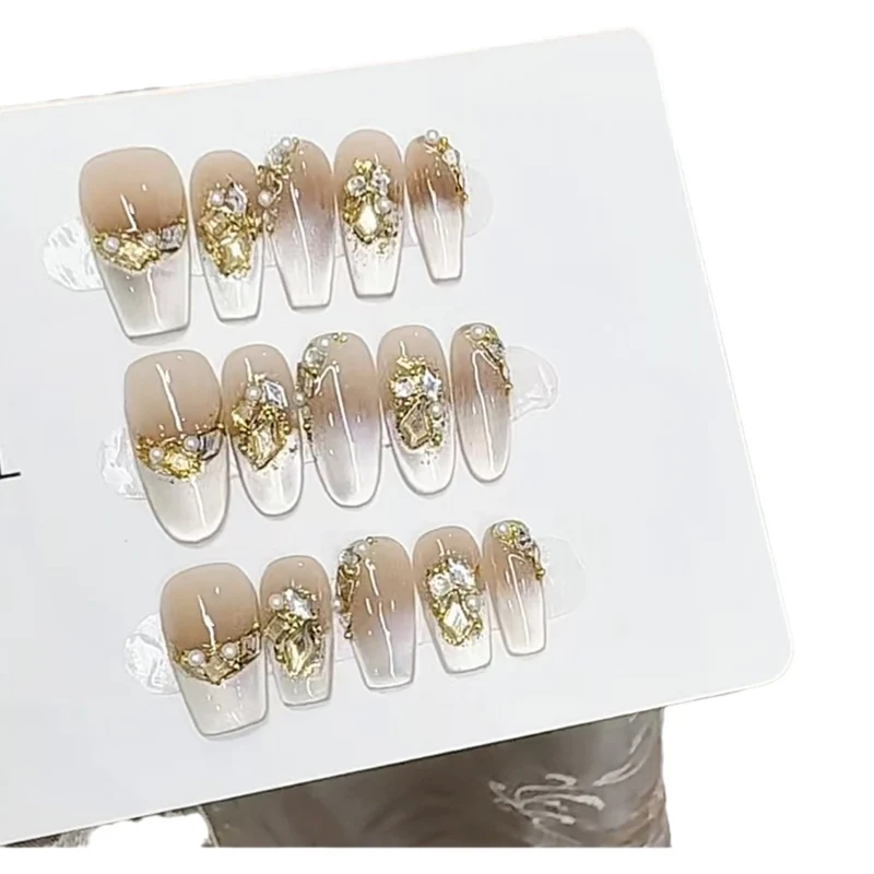 Elegantes Ombre Press-On Nail Set mit goldenen Akzenten Karnz