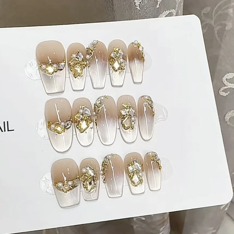 Elegantes Ombre Press-On Nail Set mit goldenen Akzenten Karnz