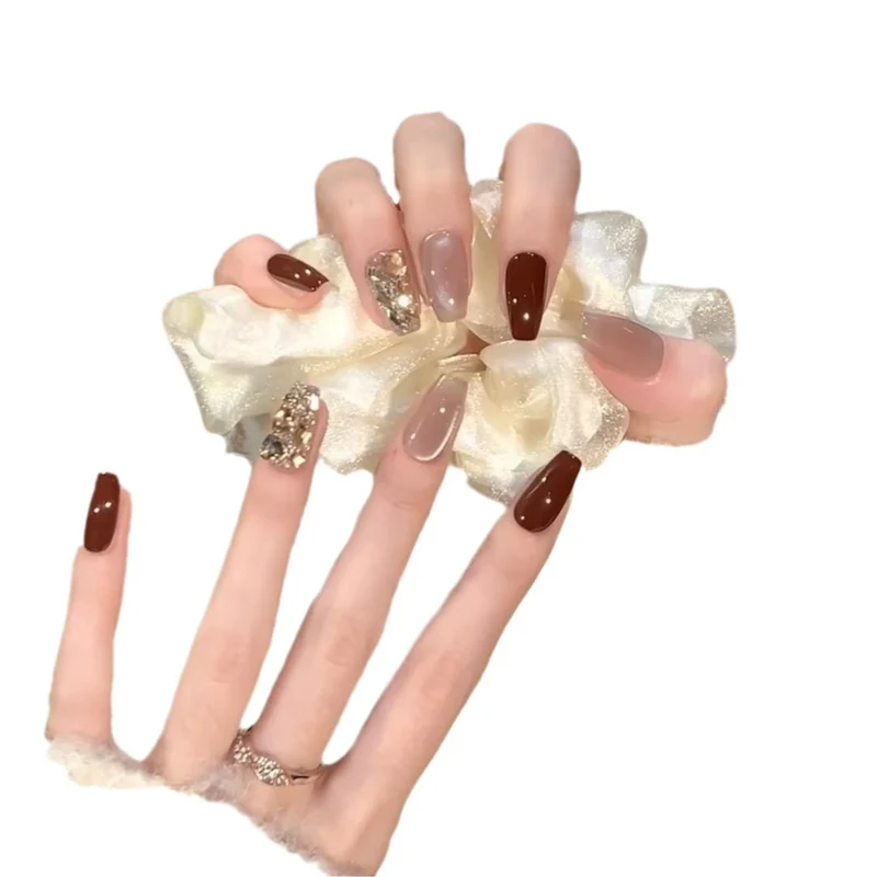 Elegantes Gel Press-On Nagelkunst-Set mit dekorativen Akzenten Karnz