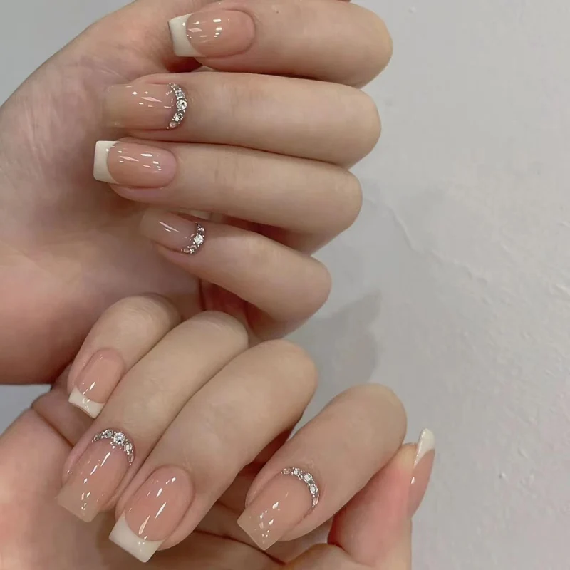 Elegante French Tip Press-On Nägel mit Strass-Accents Karnz