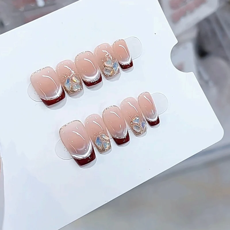 Elegante French Tip Design Press-On Nägel mit Glitter und dekorativen Akzenten Karnz