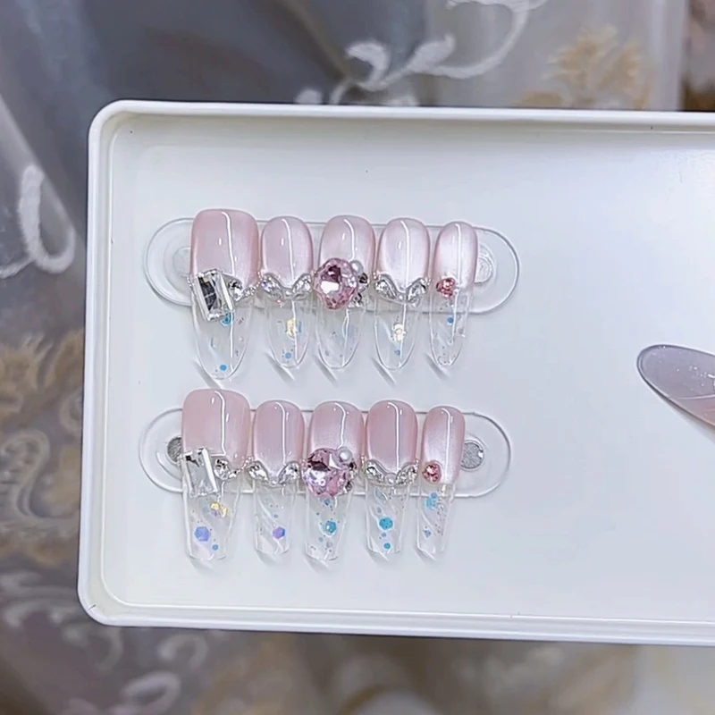 Elegantes dekoratives Press-On-Nagelset mit Schmuckakzenten Karnz