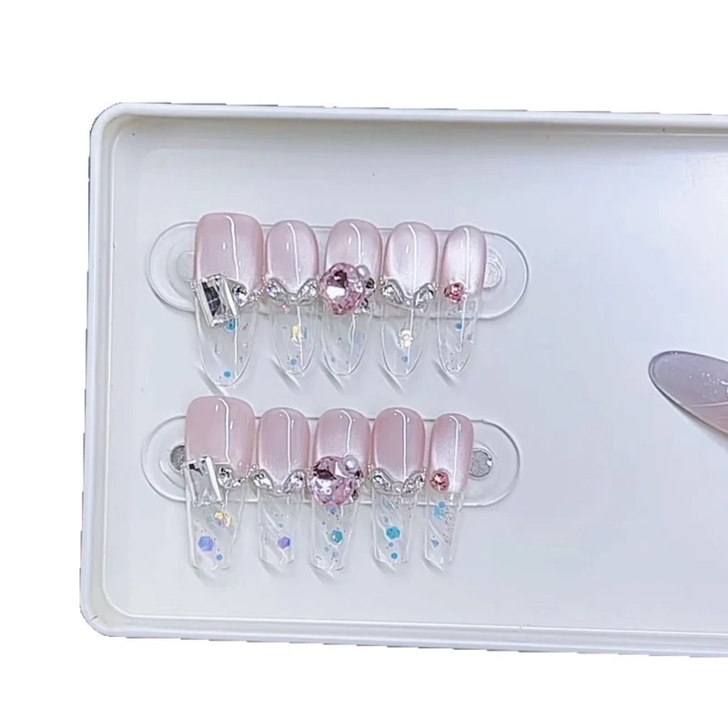 Elegantes dekoratives Press-On-Nagelset mit Schmuckakzenten Karnz