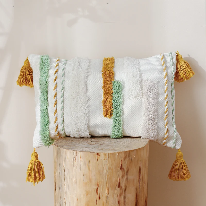 Decorative cotton cushion with hand-tufted relief and decorative tassels Stornfield